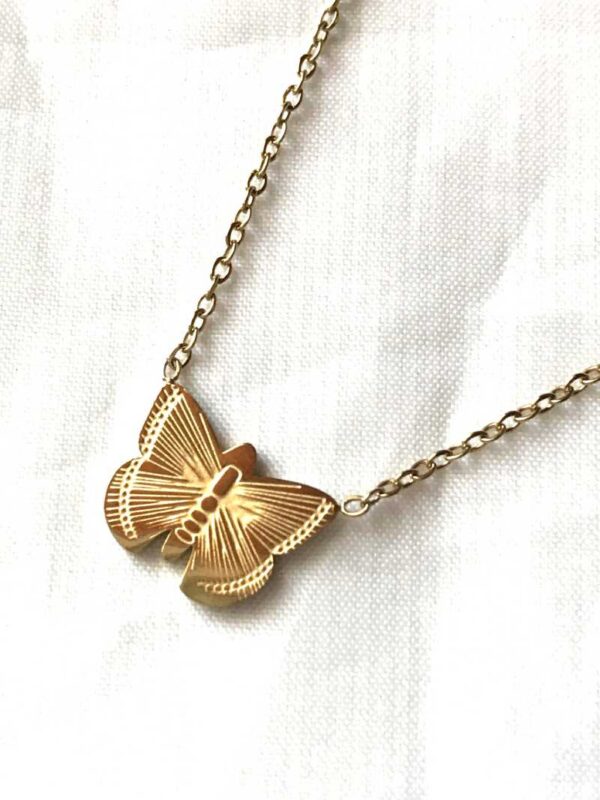 Collier pendentif petit papillon ailes déployées