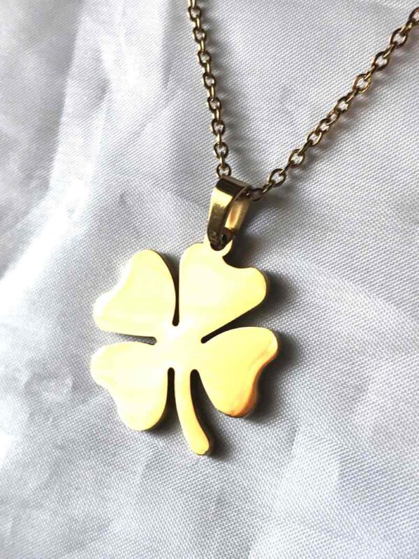 Collier pendentif petit trèfle 4 feuilles