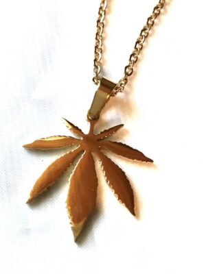 Collier pendentif petite feuille erable Collier pendentif petite feuille erable