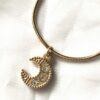 Collier pendentif petite lune pierres chaine rigide