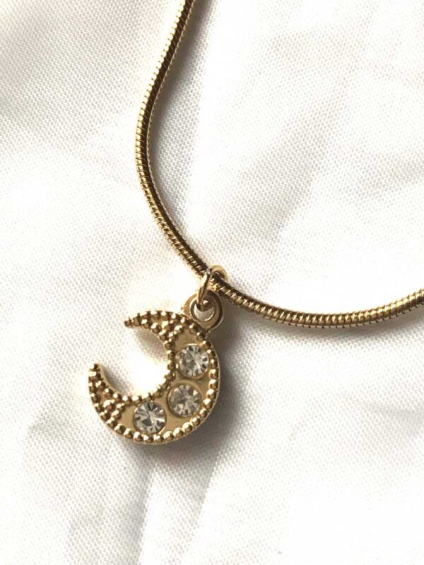 Collier pendentif petite lune pierres chaine rigide