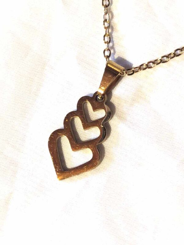 Collier pendentif triple coeurs entassés