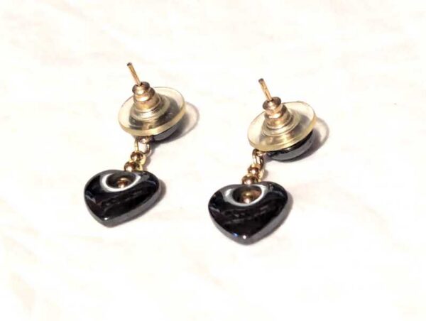 Dessous boucles oreilles pendantes demi sphère petit coeur noir hématite amour