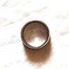 Dessus bague anneau argentée large bande rainure noire centre boutique bijoux-harmonie Dessus bague anneau argentée large bande rainure noire centre