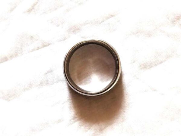 Dessus bague anneau argentée large bande rainure noire centre boutique bijoux-harmonie Dessus bague anneau argentée large bande rainure noire centre