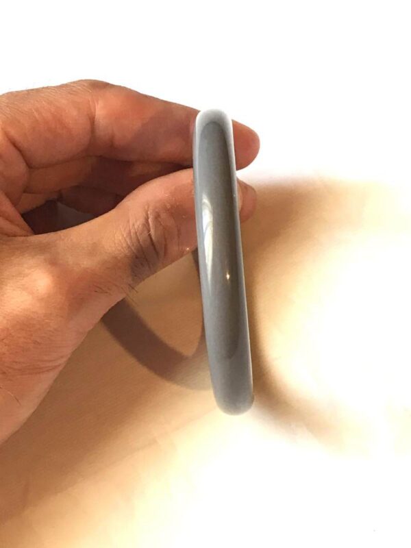 Vue dessus bracelet large gris arrondi dessus