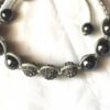 Facade bracelet perles anthracites pierres blanches strass fil gris