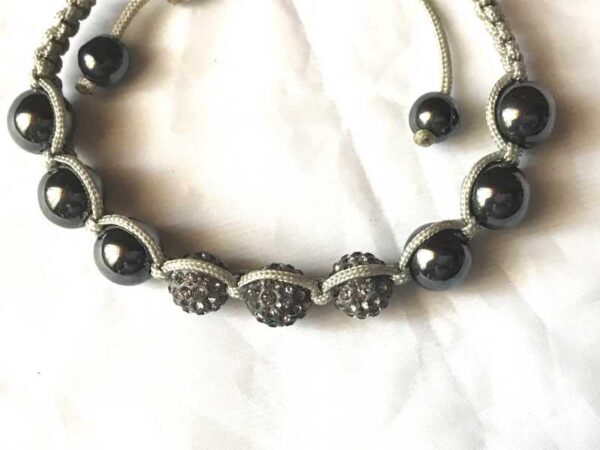 Facade bracelet perles anthracites pierres blanches strass fil gris