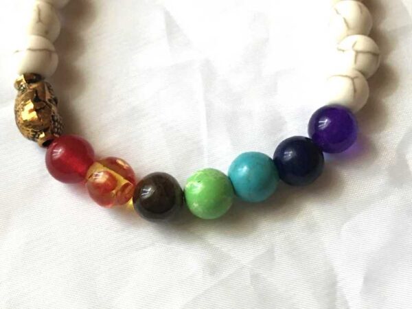 Moitié bracelet extensible pierres agates blanches colorées