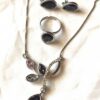 Parure bijoux feuillage gouttes violettes strass nature