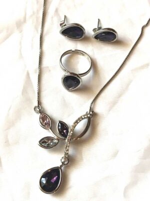 Parure bijoux feuillage gouttes violettes strass nature