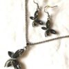 Parure bijoux gros papillon ailes feuilles déployées insecte