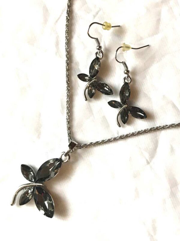 Parure bijoux gros papillon ailes feuilles déployées insecte