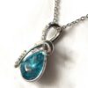Pendentif parure bijoux argentés gouttes ovales bleues socle spirale
