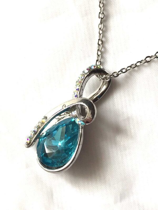 Pendentif parure bijoux argentés gouttes ovales bleues socle spirale
