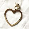 Une seule Boucle oreilles dorée forme gros coeurs double amour