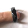 Vue dessus bague hematite texture geometrique losanges