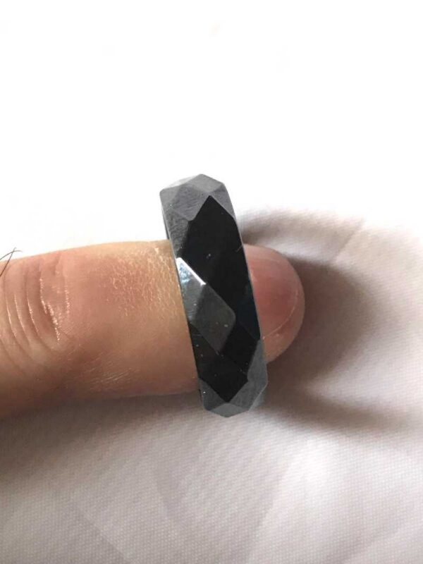 Vue dessus bague hematite texture geometrique losanges