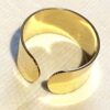 Arrière bague dorée large ouverte petite demi perle blanche