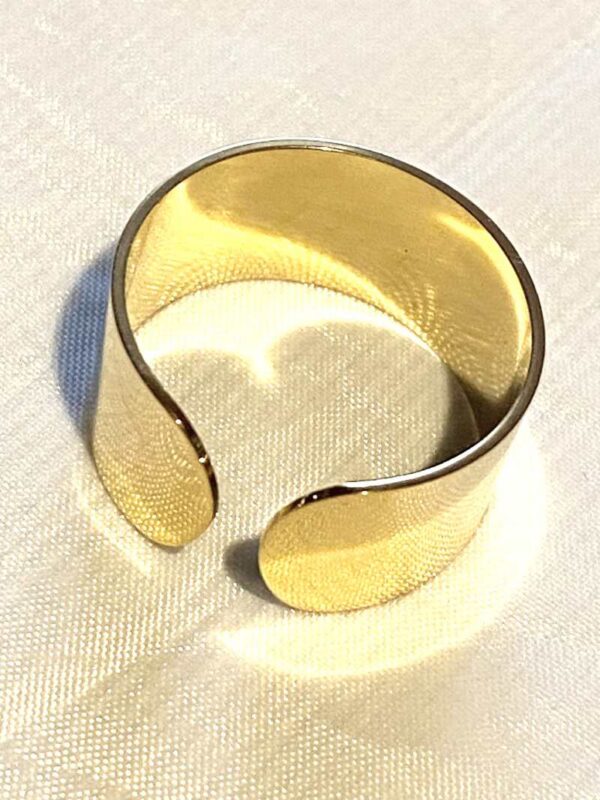 Arrière bague dorée large ouverte petite demi perle blanche