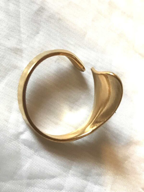 Arrière bague dorée ouverte torsadée épaisse facade fine bout
