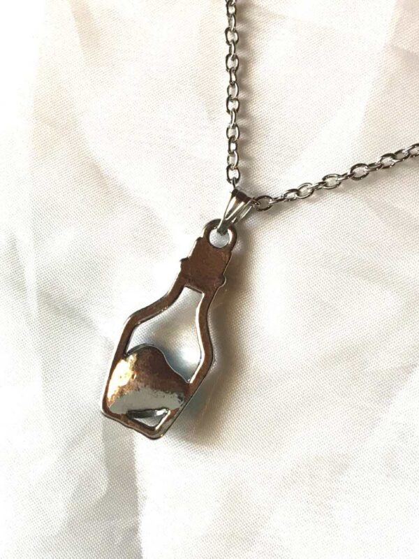 Arrière collier pendentif argenté petite bouteille coeur bleu fond amour