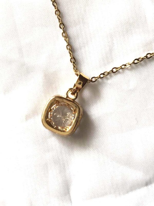 Arrière collier pendentif doré socle carré arrondi pierre blanche strass boutique bijoux-harmonie Arrière collier pendentif doré socle carré arrondi pierre blanche strass