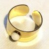 Bague dorée large ouverte petite demi perle blanche