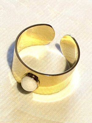 Bague dorée large ouverte petite demi perle blanche
