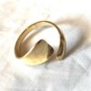 Bague dorée ouverte torsadée épaisse facade fine bout