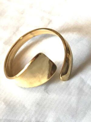 Bague dorée ouverte torsadée épaisse facade fine bout