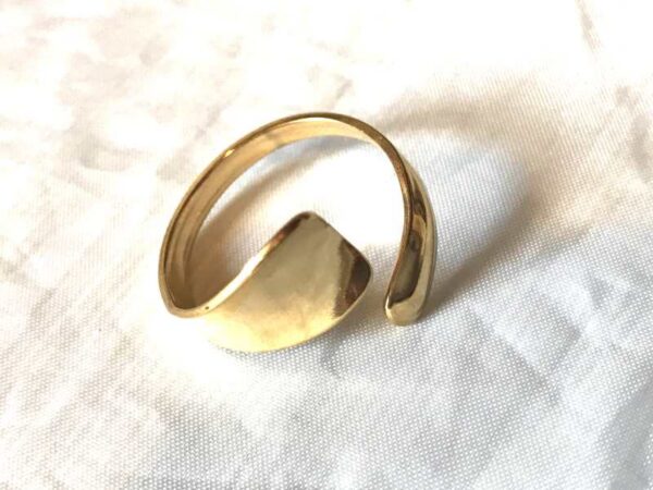 Bague dorée ouverte torsadée épaisse facade fine bout