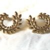 Boucles oreilles dorées branche arrondie feuilles laurier