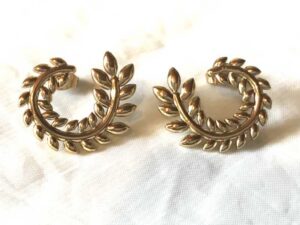 Boucles oreilles dorées branche arrondie feuilles laurier