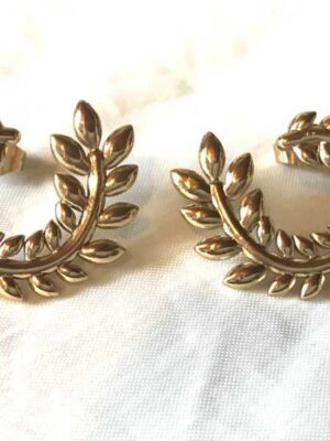 Boucles oreilles dorées branche arrondie feuilles laurier
