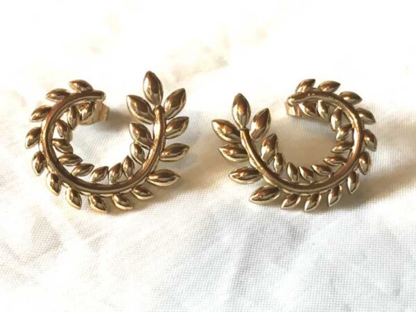 Boucles oreilles dorées branche arrondie feuilles laurier