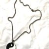 Chaine collier pendentif argenté cercle points virgules blanches noires