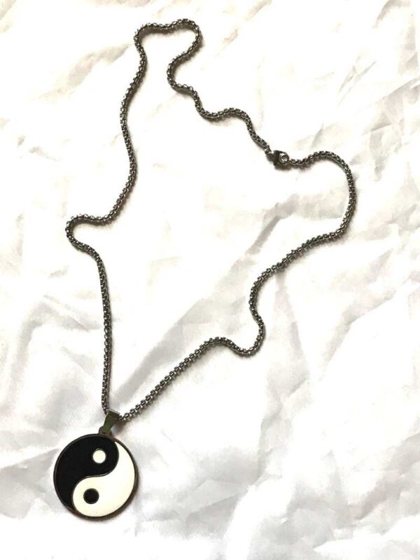 Chaine collier pendentif argenté cercle points virgules blanches noires