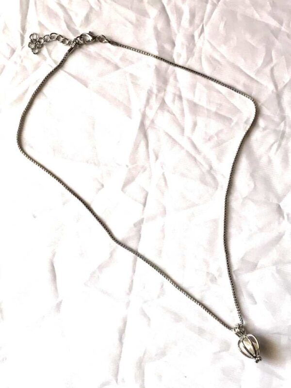Chaine collier pendentif argenté petite lanterne petite perle blanche artificielle