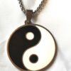 Collier pendentif argenté cercle points virgules blanches noires