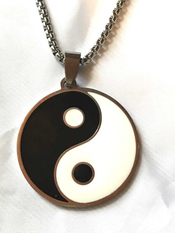 Collier pendentif argenté cercle points virgules blanches noires