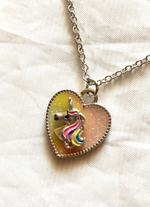 Collier pendentif argenté coeur tête licorne crinière multicolore amour