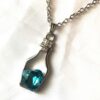 Collier pendentif argenté petite bouteille coeur bleu fond amour