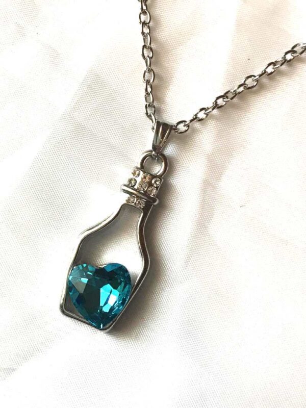 Collier pendentif argenté petite bouteille coeur bleu fond amour