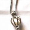 Collier pendentif argenté petite lanterne petite perle blanche artificielle