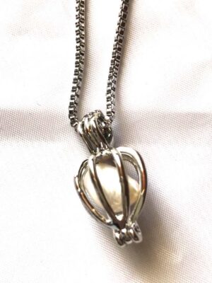 Collier pendentif argenté petite lanterne petite perle blanche artificielle boutique bijoux-harmonie Collier pendentif argenté petite lanterne petite perle blanche artificielle