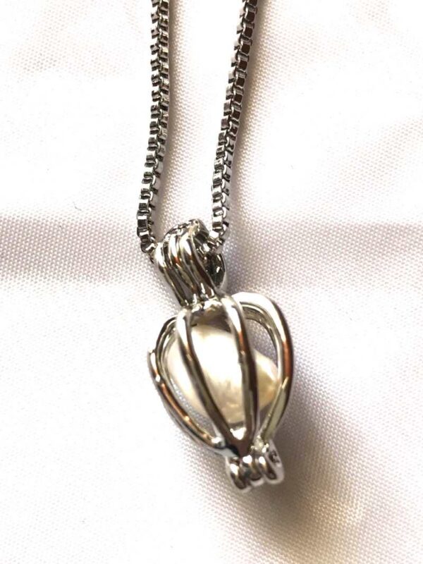Collier pendentif argenté petite lanterne petite perle blanche artificielle