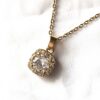 Collier pendentif doré socle carré arrondi pierre blanche strass boutique bijoux-harmonie Collier pendentif doré socle carré arrondi pierre blanche strass