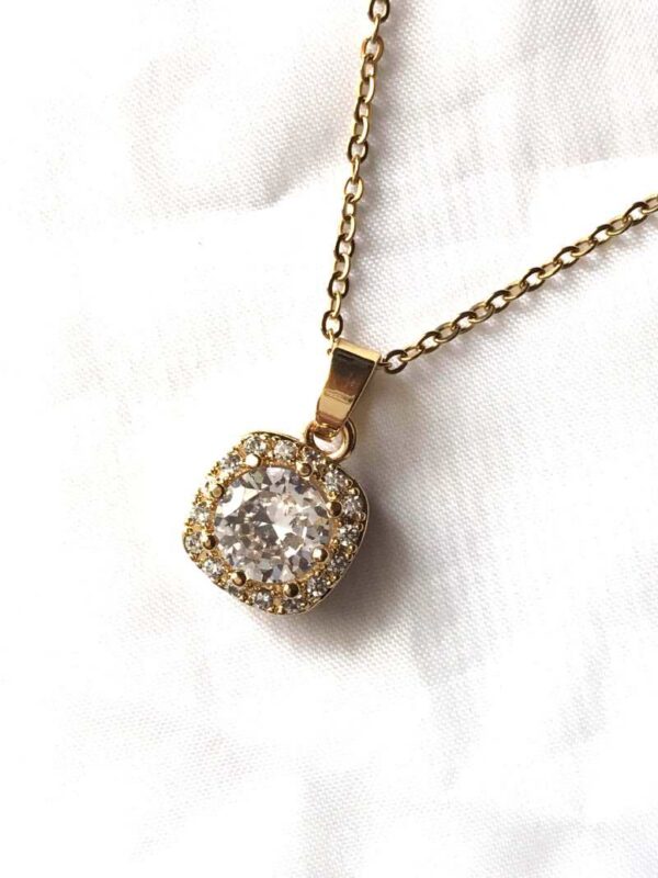 Collier pendentif doré socle carré arrondi pierre blanche strass boutique bijoux-harmonie Collier pendentif doré socle carré arrondi pierre blanche strass