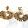 Dessous boucles oreilles dorées branche arrondie feuilles laurier